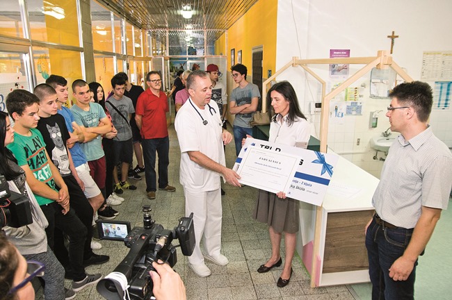 Posavska Hrvatska : Donacija mladih stolara i tapetara Odjelu pedijatrije