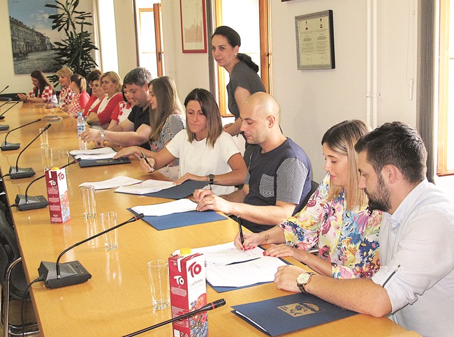 Posavska Hrvatska : Tri mlade obitelji potpisale ugovore za najam stanova