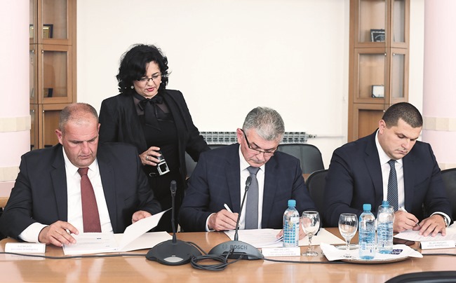 Županija : Potpisan ugovor za infrastrukturne radove i lučke djelatnosti u Luci Brod