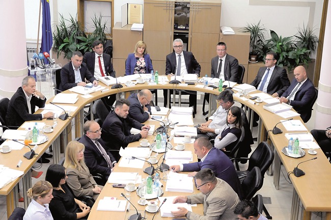Posavska Hrvatska : (Gotovo) sve ruke u zraku