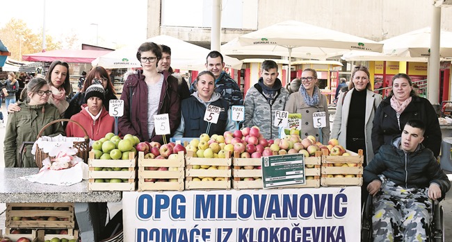 Aktualno :  Učenici prodavali jabuke