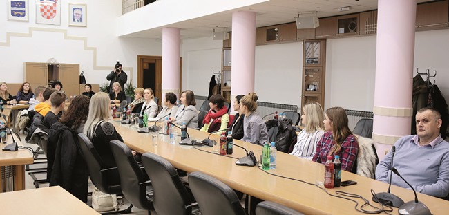Posavska Hrvatska : Vršnjačko nasilje trebaju spriječiti i učenici i institucije