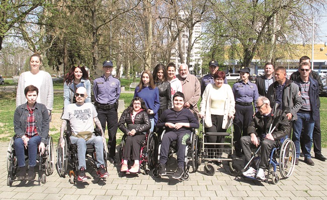 Posavska Hrvatska : Na 12 lokacija fotografije osoba uz znak