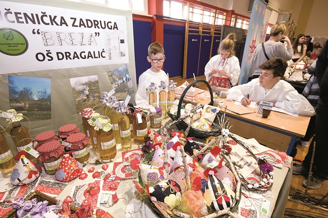 Posavska Hrvatska : Zadruge "Tkanica" i "Breza" idu na državnu smotru