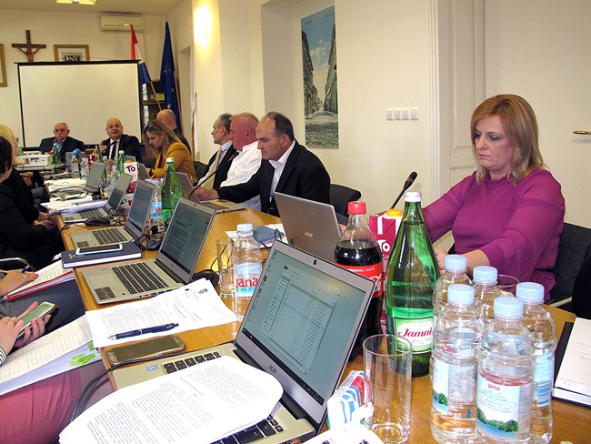Posavska Hrvatska : Laptopi, ali i papiri pred vijećnicima