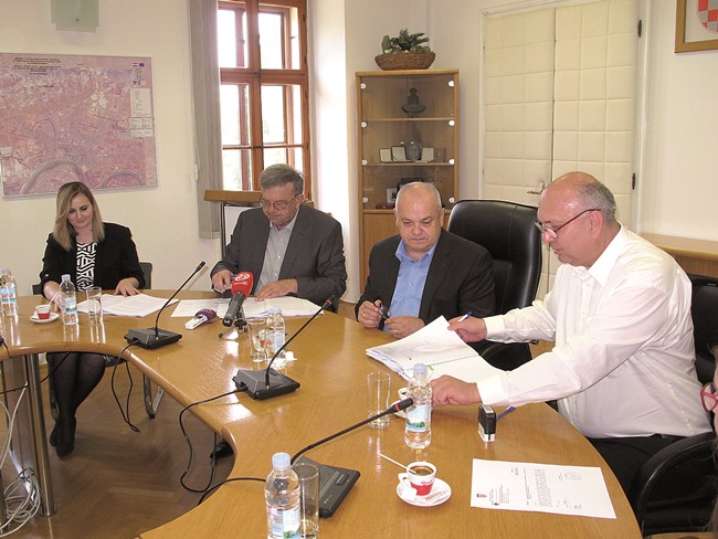 Posavska Hrvatska : Potpisani ugovori za energetsku obnovu i izgradnju dvorane