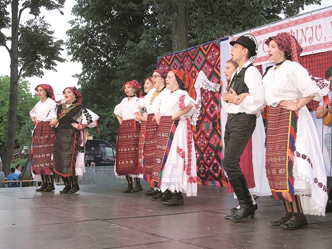Posavska Hrvatska : Smotrom folklora počelo "Ljeto u Sibinju"