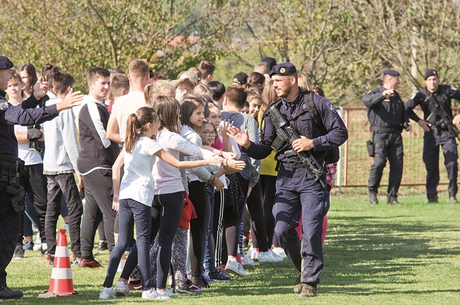 Županija : Spomen i priznanje najboljim policajcima