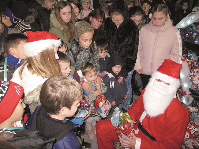 Aktualno : Bogat i zabavan Advent