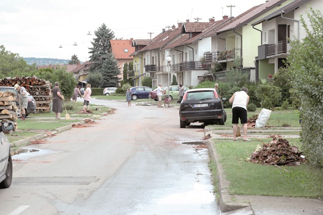 Županija : Olujno nevrijeme kidalo drveće, rušilo krovove, ozlijedilo ljude