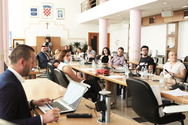 Posavska Hrvatska : Prvi put domaćini