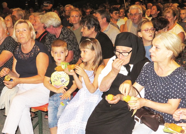 Posavska Hrvatska : Večer folklora i pečenjaka