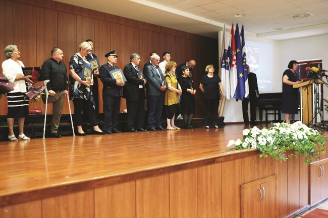 Posavska Hrvatska : Nagrađeni predani, hrabri i nesebični sugrađani  
