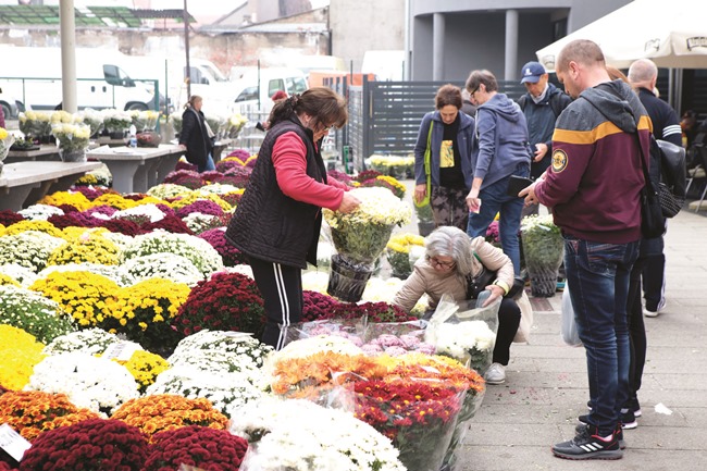 Slavonski Brod : Cvijeće i svijeće tradicija su od koje ne odustajemo