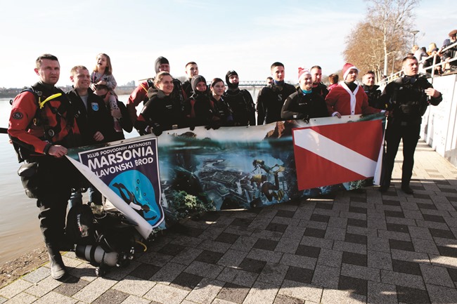 Posavska Hrvatska : Silvestarski zaron u Savu