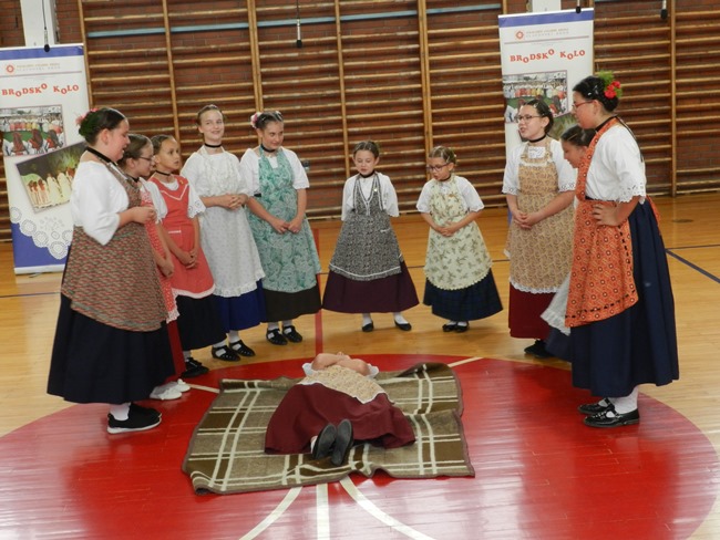 Posavska Hrvatska : Održana Dječja smotra „Igra kolo maleno”