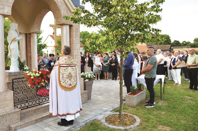 Posavska Hrvatska : Gospa uslišava molitve