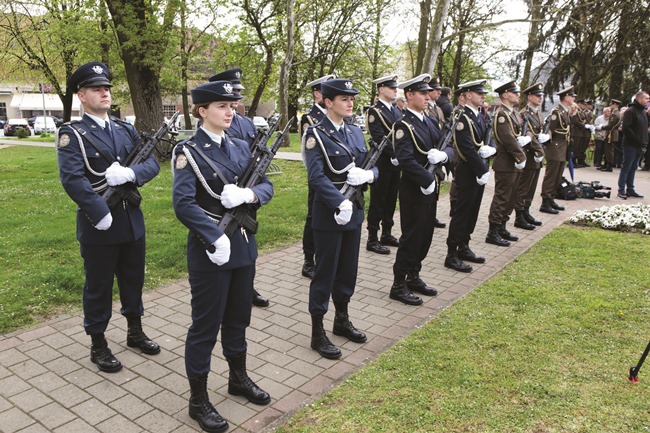 Posavska Hrvatska : Mladi bi služili, ali... 