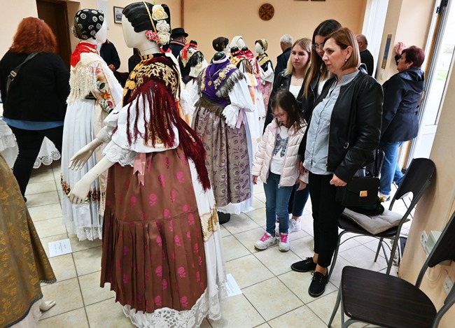 Posavska Hrvatska : Kad zapjevam i malo zagudim