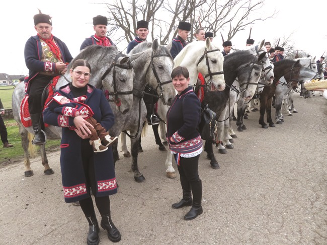 Posavska Hrvatska : Šezdesetak jahača uz granicu na Savi 
