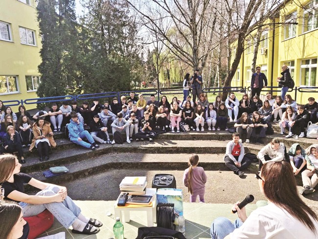 Školstvo : Istočno od istoka - knjiga koja se čita, sluša i gleda