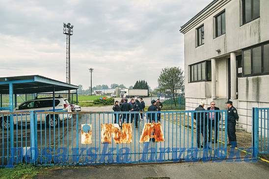 Život : Izbjeglički kamp u Slavonskom Brodu